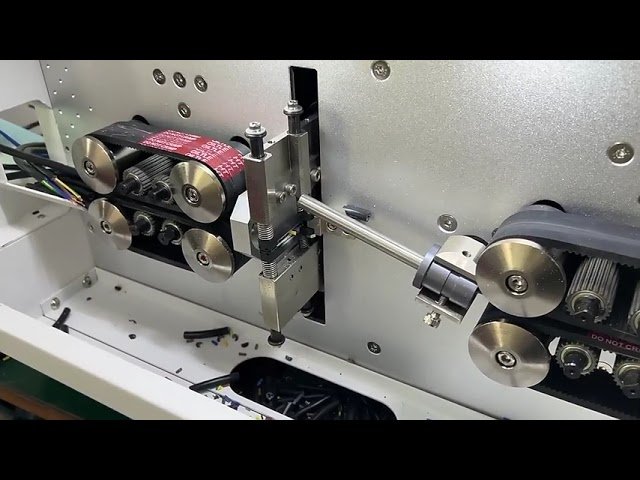Fuldautomatisk maskine til skæring og afisolering af store flerkernede kabler